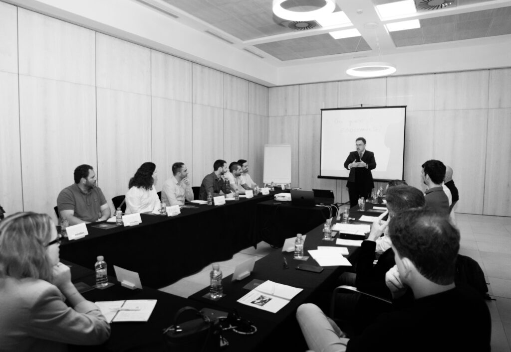 Fernando Miralles dando una clase